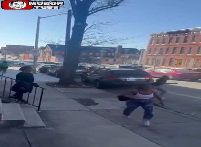 Video: Envious, she murders a woman on the street